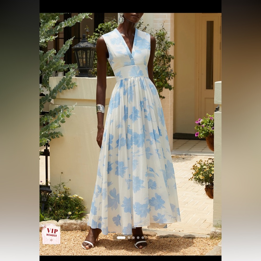 Chic Blue Floral Maxi Dress - Picture 4 of 8